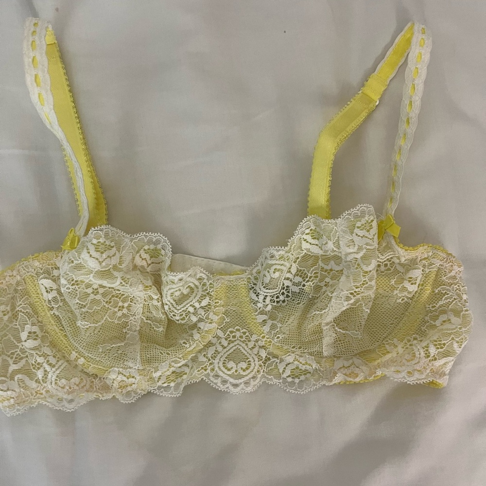 Lace Underwire Bra in Yellow and White